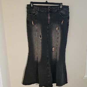 Distressed Black Denim Skirt.‎ By AMERICAN BAZI. Si,e 2x. 98% Cotton.